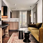Hotel Radisson Red & Radisson Red Apartments, 4*