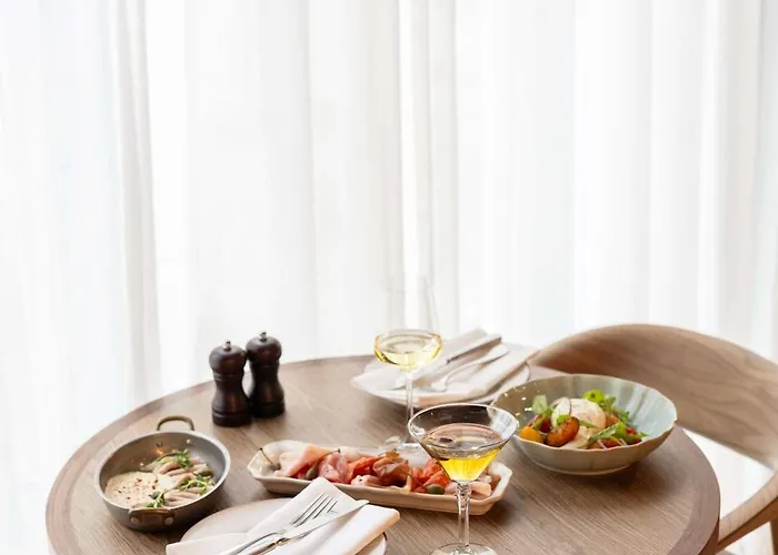 Radisson Red & Radisson Red Apartments, Hotel