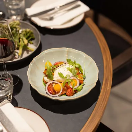 Radisson Red & Radisson Red Apartments, 4*