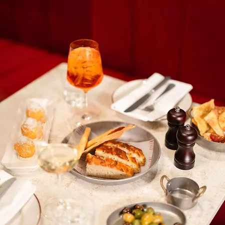 Radisson Red & Radisson Red Apartments,