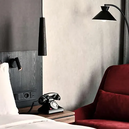 ホテル Radisson Red & Radisson Red Apartments, 4*