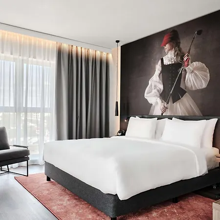 Radisson Red Hotel&radisson Red Apartments,