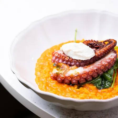 ホテル Radisson Red & Radisson Red Apartments, 4*