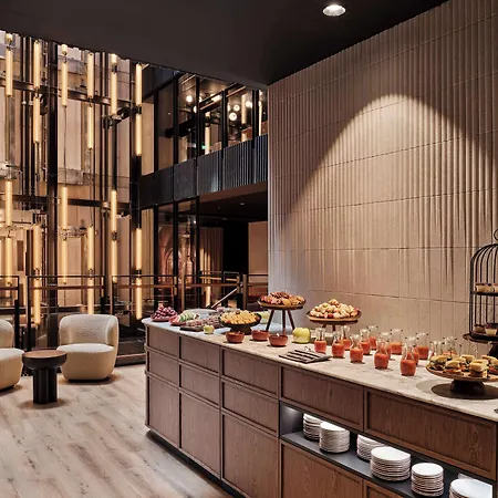 ホテル Radisson Red & Radisson Red Apartments, 4*