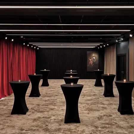 Radisson Red Hotel&radisson Red Apartments,