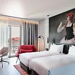 Radisson Red & Radisson Red Apartments, Hotell