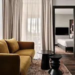 Radisson Red & Radisson Red Apartments, Hotell 4*