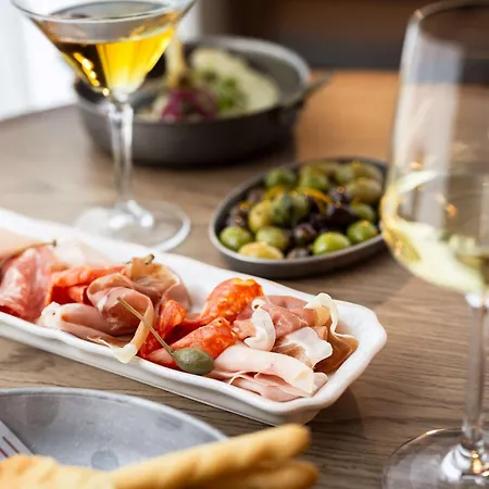 Hotel Radisson Red & Radisson Red Apartments,