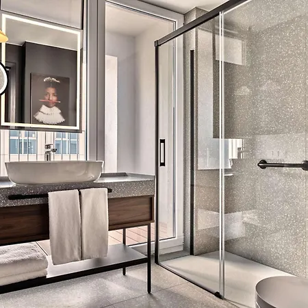 Radisson Red & Radisson Red Apartments, Отель