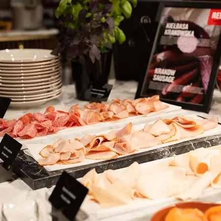 Отель Radisson Red & Radisson Red Apartments, 4*