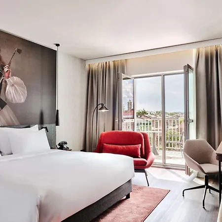 Radisson Red & Radisson Red Apartments, Отель