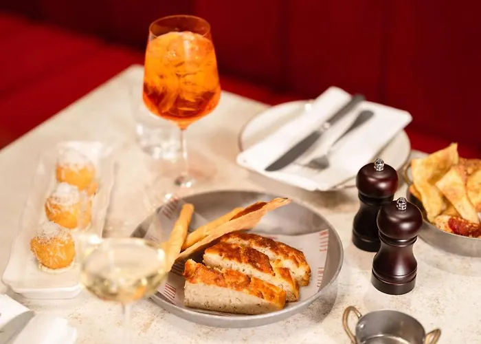 Radisson Red Hotel&radisson Red Apartments,